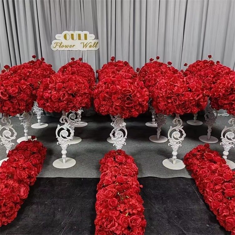 Nangungunang mga kulay ng bola ng bulaklak para sa mga dekorasyon ng kasal: pula, puti, at kulay -rosas na mga uso