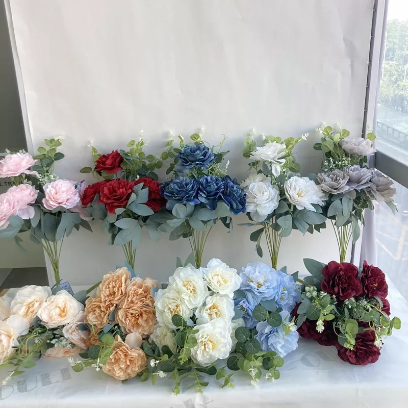 Ang Eucalyptus ay nag -iiwan ng pekeng peony bouquet