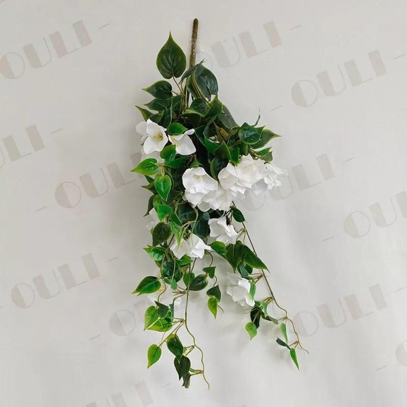 Pekeng bougainvillea nakabitin na mga bulaklak