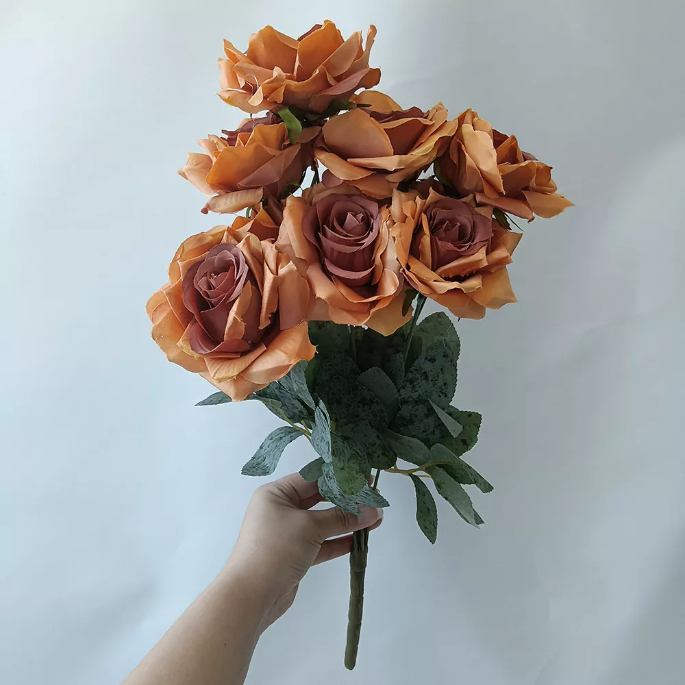 Pekeng bulaklak na sutla rosas na palumpon
